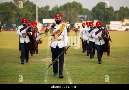 Nuova Delhi, India. 29 ottobre 2023. La band Sikh Regimental Pipe si esibisce durante la Bhopal Pataudi Cup 2023 al Jaipur Polo Ground di nuova Delhi. La Bhopal Pataudi Cup, uno dei tornei di polo più storici e importanti dell'India, è stata organizzata dalla House of Pataudi. Credito: SOPA Images Limited/Alamy Live News Foto Stock