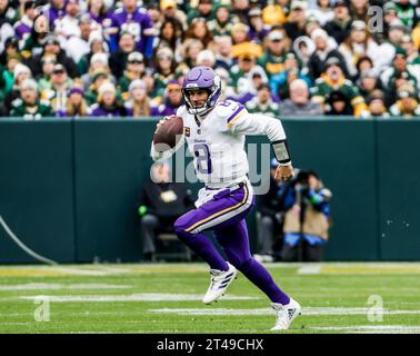 Green Bay, Stati Uniti. 29 ottobre 2023. Il quarterback dei Minnesota Vikings Kirk Cousins si arrampica con la palla durante la partita NFL tra i Minnesota Vikings e i Green Bay Packers al Lambeau Field domenica 29 ottobre 2023, foto di Tannen Maury/UPI Credit: UPI/Alamy Live News Foto Stock