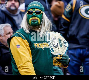 Green Bay, Stati Uniti. 29 ottobre 2023. Un tifoso dei Green Bay Packers indossa i colori della squadra prima dell'inizio della partita NFL tra i Minnesota Vikings e i Green Bay Packers al Lambeau Field domenica 29 ottobre 2023, foto di Tannen Maury/UPI Credit: UPI/Alamy Live News Foto Stock