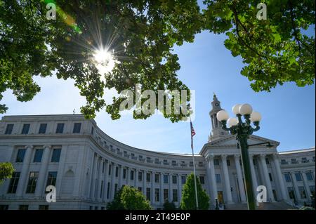 Edificio del Consiglio comunale di Denver con una sunstar che brilla tra gli alberi Foto Stock