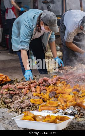 COLONIA SUIZA, SAN CARLOS DE BARILOCHE, ARGENTINA - 10 NOVEMBRE 2021: Un gruppo di cuochi raccoglie la carne e le verdure preparate sottoterra come parte Foto Stock