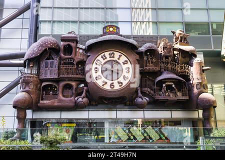 Tokyo, Giappone - 10 aprile 2023: NTV Big Clock a Tokyo. Si tratta di un grande orologio e di una scultura progettati da Hayao Miyazaki, installati fuori dal Nittele Tow Foto Stock