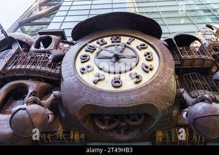 Tokyo, Giappone - 10 aprile 2023: NTV Big Clock a Tokyo. Si tratta di un grande orologio e di una scultura progettati da Hayao Miyazaki, installati fuori dal Nittele Tow Foto Stock