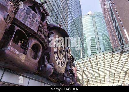 Tokyo, Giappone - 10 aprile 2023: NTV Big Clock a Tokyo. Si tratta di un grande orologio e di una scultura progettati da Hayao Miyazaki, installati fuori dal Nittele Tow Foto Stock