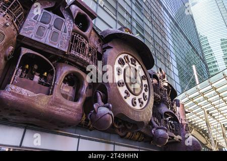 Tokyo, Giappone - 10 aprile 2023: NTV Big Clock a Tokyo. Si tratta di un grande orologio e di una scultura progettati da Hayao Miyazaki, installati fuori dal Nittele Tow Foto Stock