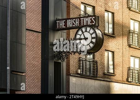 L'Irish Times Clock nel suo quartier generale a Townsend Street, Dublino, Irlanda. Foto Stock