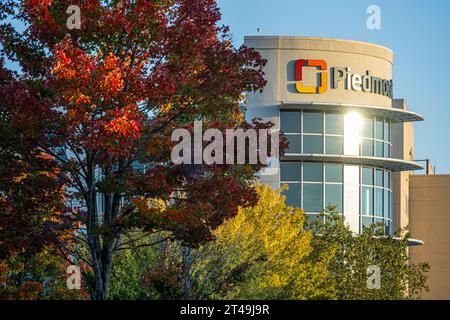 Piedmont Eastside Medical Center in una giornata autunnale al tramonto a Snellville, Georgia. (USA) Foto Stock