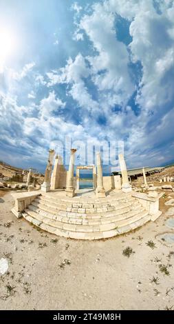 Tempio A presso l'antica Laodicea sul sito di Lycus in Turchia. Questa città, nota nel Libro dell'Apocalisse, si erge come un notevole testamento archeologico Foto Stock