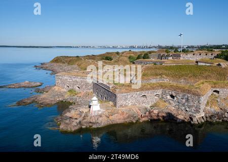 FORTEZZA, HELSINKI: Isola della fortezza di Suomenlinna (Sveaborg) da una nave da crociera che viaggia sul Mar Baltico tra Åland e Helsinki in Finlandia Foto Stock