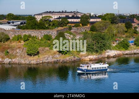 TRAGHETTO, HELSINKI: Isola della fortezza di Suomenlinna (Sveaborg) da una nave da crociera che viaggia sul Mar Baltico tra Åland e Helsinki in Finlandia. Foto Stock