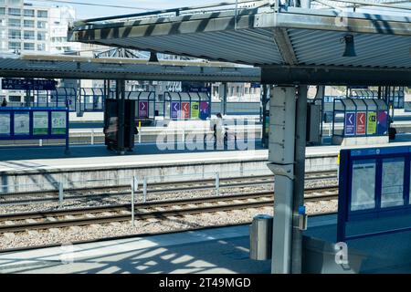 STAZIONE DI PASILA, HELSINKI: Un pendolare in bicicletta sulla stazione di Pasila Böle in estate, nella parte settentrionale di Helsinki, Finlandia. Foto: Rob Watkins Foto Stock