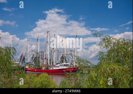 Barca per gamberi ormeggiata a Back Bay, Biloxi, Mississippi, Stati Uniti Foto Stock