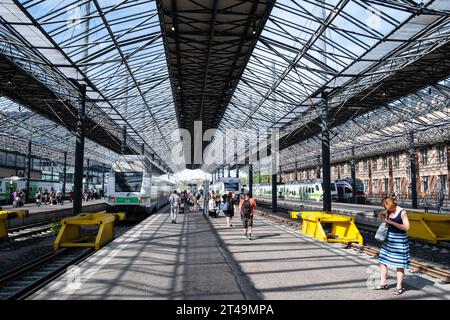 HELSINKI, STAZIONE FERROVIARIA: Banchine affollate della stazione centrale di Helsinki in estate nel centro di Helsinki, Finlandia. Foto: Rob Watkins Foto Stock