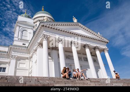 CATTEDRALE, PIAZZA DEL SENATO, HELSINKI: I turisti si sedevano sui gradini della Cattedrale di Helsinki e Piazza del Senato in estate nel centro di Helsinki, Finlandia. Foto: R Foto Stock