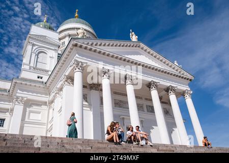 CATTEDRALE, PIAZZA DEL SENATO, HELSINKI: I turisti si sedevano sui gradini della Cattedrale di Helsinki e Piazza del Senato in estate nel centro di Helsinki, Finlandia. Foto: R Foto Stock