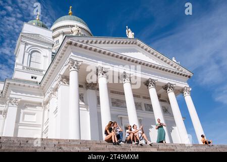 CATTEDRALE, PIAZZA DEL SENATO, HELSINKI: I turisti si sedevano sui gradini della Cattedrale di Helsinki e Piazza del Senato in estate nel centro di Helsinki, Finlandia. Foto: R Foto Stock