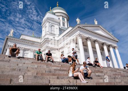 CATTEDRALE, PIAZZA DEL SENATO, HELSINKI: I turisti si sedevano sui gradini della Cattedrale di Helsinki e Piazza del Senato in estate nel centro di Helsinki, Finlandia. Foto: R Foto Stock