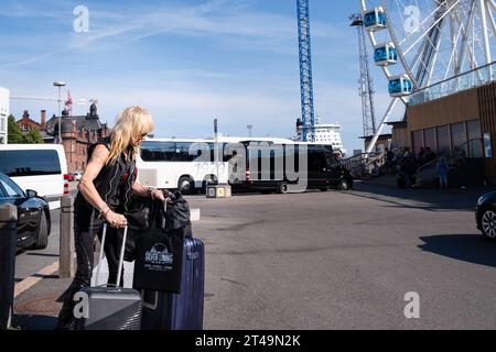 L'icona heavy metal finlandese Michael Monroe di Hanoi Rocks esce da un taxi con valigie e una borsa in vinile in estate nel centro di Helsinki, Finlandia. Foto Stock