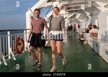 I passeggeri su una nave da crociera al tramonto che lascia Helsinki viaggiano in una crociera sul Mar Baltico tra Finlandia, Åland e Stoccolma in Svezia. Foto: Foto Stock