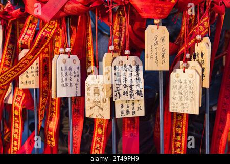 Yokohama, Giappone - 12 aprile 2023: Tavolette votive appese al tempio Mazu Miao a Chinatown. Foto Stock