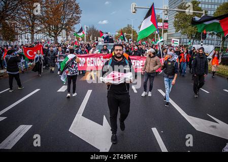 L'Aia, Olanda meridionale, Paesi Bassi. 29 ottobre 2023. Un dimostrante tiene un cadavere imitato di un bambino mentre marciava attraverso l'Aia. Il 29 ottobre 2023, migliaia di manifestanti pro-palestinesi si sono riuniti a Malieveld all'Aia per protestare contro l'aumento della violenza israeliana a Gaza. I dimostranti seguirono questa marcia attraverso la città fino al Palazzo della Pace. (Immagine di credito: © James Petermeier/ZUMA Press Wire) SOLO USO EDITORIALE! Non per USO commerciale! Crediti: ZUMA Press, Inc./Alamy Live News Foto Stock