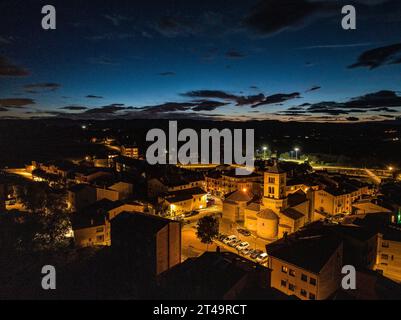 Vista aerea della città e della chiesa romanica di Santa Eugènia de Berga di notte, a Plana de Vic (Osona, Barcellona, Catalogna, Spagna) Foto Stock