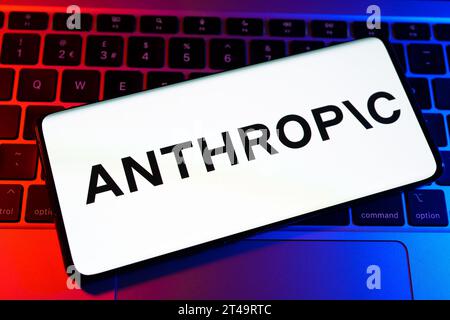 Logo di un'azienda di ricerca antropica sull'intelligenza artificiale visibile sullo smartphone posizionato sul notebook. Stafford, Regno Unito, 29 ottobre 2023 Foto Stock