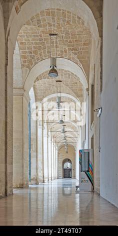 Una serie di archi sostenuti da colonne nel Palazzo del Seminario di Lecce, Italia. Foto Stock