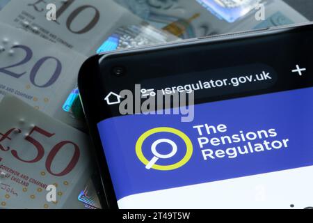 Il logo Pensions Regulator visualizzato sul sito Web dello smartphone. TPR è un ente pubblico che disciplina i regimi pensionistici nel Regno Unito. Stafford, United Foto Stock
