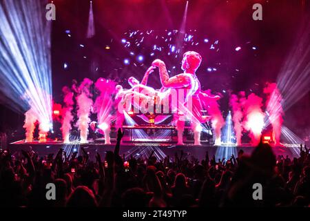 Mountain View, Stati Uniti. 28 ottobre 2023. I Chainsmokers - Alexander 'Alex' Pall e Andrew 'Drew' Taggart si esibiscono allo Shoreline Amphitheater il 28 ottobre 2023 a Mountain View, California. Foto di Chris Tuiite/ImageSPACE credito: Imagespace/Alamy Live News Foto Stock