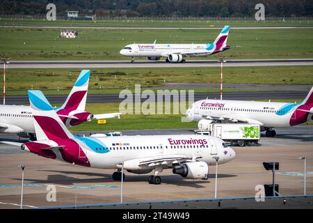 Flughafen Düsseldorf, Eurowings Flieger, Airbus, auf der Start- und Landebahn, Taxiway, parkposition Luftverkehr DUS *** Aeroporto di Düsseldorf, aereo Eurowings, Airbus, sulla pista, pista di rullaggio, posizione parcheggio traffico aereo credito DUS: Imago/Alamy Live News Foto Stock