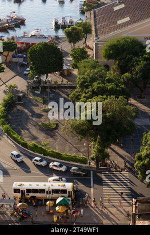 Salvador, Bahia, Brasile - 21 aprile 2015: Vista dall'alto della strada nel quartiere commerciale della città di Salvador, Bahia. Foto Stock