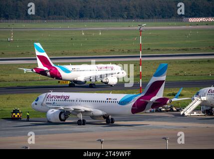 Flughafen Düsseldorf, Eurowings Flieger, auf dem Taxiway, Luftverkehr DUS *** aeroporto di Düsseldorf, aereo Eurowings, sulla pista di rullaggio, traffico aereo DUS Credit: Imago/Alamy Live News Foto Stock