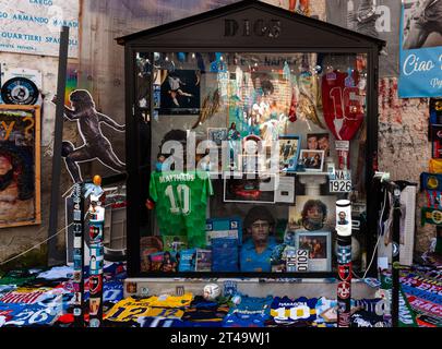 Napoli, Italia - 16 giugno 2023: Cappella votiva per Maradona nei quartieri spagnoli, alla base del murale a lui dedicato negli anni '1980 Foto Stock