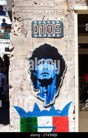 Napoli, Italia - 16 giugno 2023: Uno stencil fan art su Diego Armando Maradona per la strada di Napoli Foto Stock