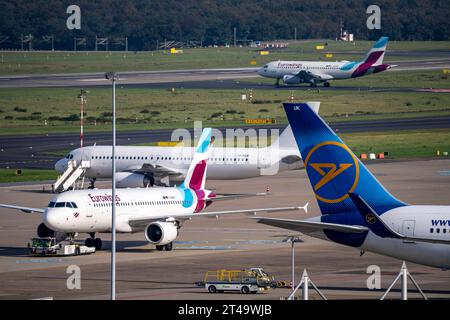 Flughafen Düsseldorf, Eurowings Flieger, auf dem Taxiway, parkposition Luftverkehr DUS *** aeroporto di Düsseldorf, aereo Eurowings, sulla pista di rullaggio, posizione di parcheggio traffico aereo DUS credito: Imago/Alamy Live News Foto Stock