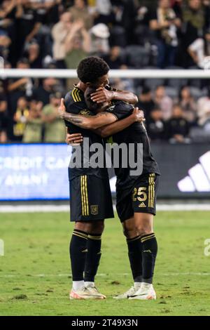 Il centrocampista del LAFC Timothy Tillman (11) e l'attaccante Cristian Olivera (25) celebrano una vittoria dopo la partita 1 del primo turno dei playoff della MLS contro la Foto Stock