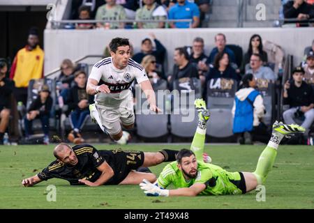 Il portiere del LAFC Maxime Crépeau (16) e il difensore Giorgio Chiellini (14) guardano il punteggio dell'attaccante dei Vancouver Whitecaps Brian White (24) durante la gara 1 di Foto Stock