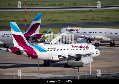 Flughafen Düsseldorf, Eurowings Flieger, auf dem Taxiway, parkposition Luftverkehr DUS *** aeroporto di Düsseldorf, aereo Eurowings, sulla pista di rullaggio, posizione di parcheggio traffico aereo DUS credito: Imago/Alamy Live News Foto Stock