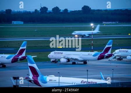 Flughafen Düsseldorf, Eurowings Flieger, Airbus, auf der Start- und Landebahn, Taxiway, parkposition Luftverkehr DUS *** Aeroporto di Düsseldorf, aereo Eurowings, Airbus, sulla pista, pista di rullaggio, posizione parcheggio traffico aereo credito DUS: Imago/Alamy Live News Foto Stock