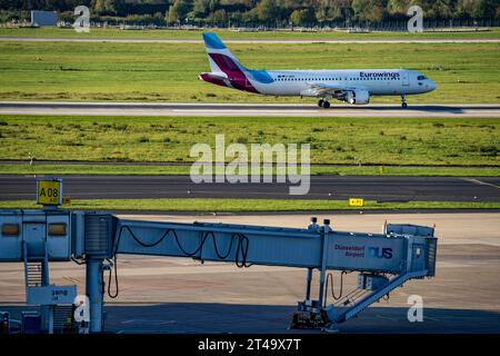 Flughafen Düsseldorf, Eurowings Flieger, Airbus, auf der Start- und Landebahn, Fluggastbrücke, Luftverkehr DUS *** Aeroporto di Düsseldorf, aereo Eurowings, Airbus, sulla pista, ponte d’imbarco passeggeri, credito DUS per il traffico aereo: Imago/Alamy Live News Foto Stock