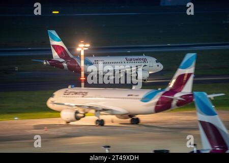 Flughafen Düsseldorf, Eurowings Flieger, auf dem Taxiway, Luftverkehr DUS *** aeroporto di Düsseldorf, aereo Eurowings, sulla pista di rullaggio, traffico aereo DUS Credit: Imago/Alamy Live News Foto Stock