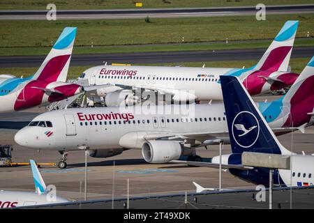 Flughafen Düsseldorf, Eurowings Flieger, auf dem Taxiway und parkposition Luftverkehr DUS *** aeroporto di Düsseldorf, aereo Eurowings, sulla pista di rullaggio e posizione di parcheggio traffico aereo DUS credito: Imago/Alamy Live News Foto Stock