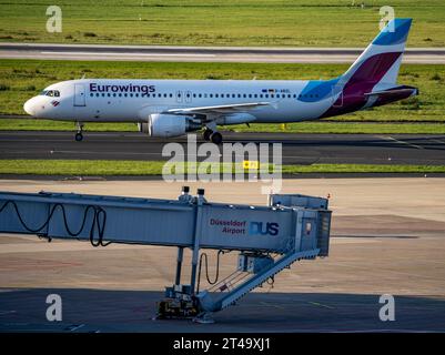 Flughafen Düsseldorf, Eurowings Flieger, Airbus, auf dem Taxiway, Fluggastbrücke, Luftverkehr DUS *** Aeroporto di Düsseldorf, aereo Eurowings, Airbus, sulla via di rullaggio, ponte di imbarco passeggeri, credito DUS per il traffico aereo: Imago/Alamy Live News Foto Stock