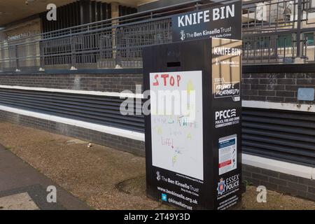 Knife Bin fuori dal quartier generale della stazione di polizia del centro di Chelmsford, Essex, Gran Bretagna. Foto Stock