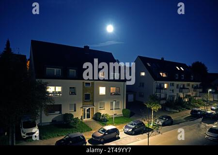 Abendruhe vor dem Beginn einer neuen Woche an einem milden Herbstabend prägen warme Farben unter dem leuchtenden Mond die letzten Stunden, bevor die Bewohner zu Bett gehen, und das Licht in den Fenstern gelöscht wird. *** Riposo serale prima dell'inizio di una nuova settimana in una mite serata autunnale, colori caldi sotto la luna brillante segnano le ultime ore prima che i residenti andassero a letto, e la luce nelle finestre si spegne credito: Imago/Alamy Live News Foto Stock