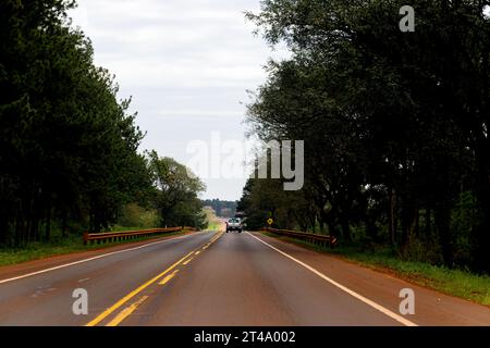 Misiones, Argentina - 28 luglio 2022: Il pick-up viaggia in solitaria autostrada 12 verso la città di Posadas Foto Stock