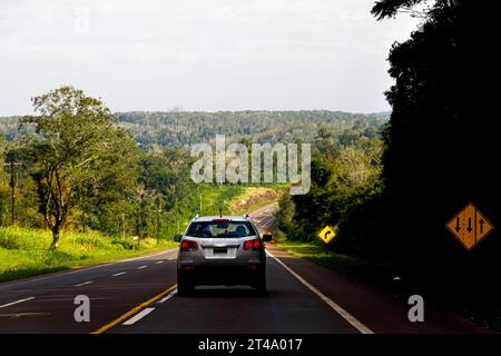 Il SUV viaggia lungo l'autostrada 12 solitaria verso la città di Posadas Foto Stock