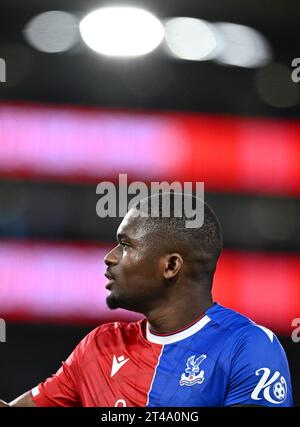 LONDRA, INGHILTERRA - OTTOBRE 27: Cheick Doucoure del Crystal Palace applaude i tifosi durante la partita di Premier League tra Crystal Palace e Tottenham Hot Foto Stock