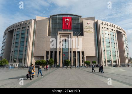 ISTANBUL, TURCHIA - 27 OTTOBRE 2021: Palazzo di giustizia Caglayan il Caglayan turco Adalet Sarayi è un tribunale di Sisli, Istanbul. Costruito nel luglio 2011, Foto Stock